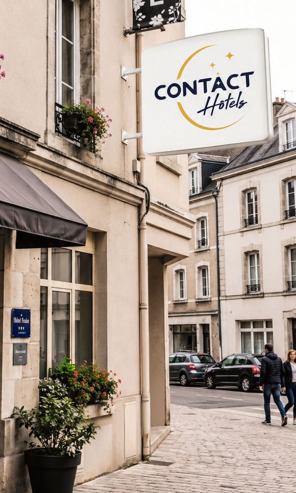 Enseigne Contact Hôtel sur une façade