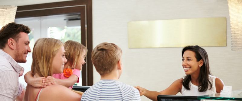Famille accueillie à la réception d'un Contact Hôtel