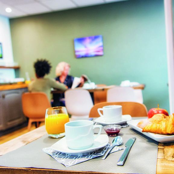 Petit-déjeuner servi en salle
