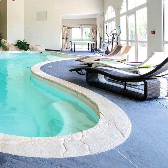 Piscine intérieure et espace détente