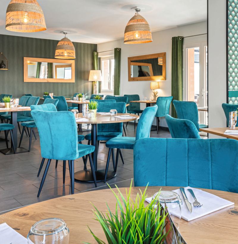 Salle de restaurant aux fauteuils bleus