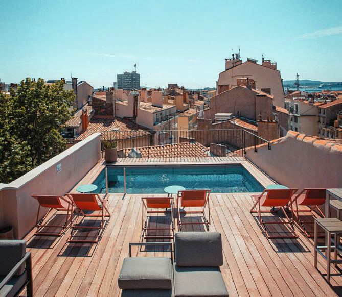 Piscine sur le toit d'un hôtel, vue sur la ville
